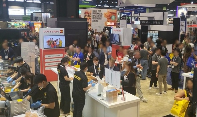 롯데GRS가 23일까지 미국 시카고에서 개최되는 세계 최대 외식 산업 박람회인 NRA쇼(National Restaurant Association Show 이하 NRA쇼)에 국내 최초 햄버거 패티 굽는 푸드테크 로봇 개발 스타트업 에니아이(Aniai)사와 함께 공동 참여했다. / 사진=롯데GRS 제공