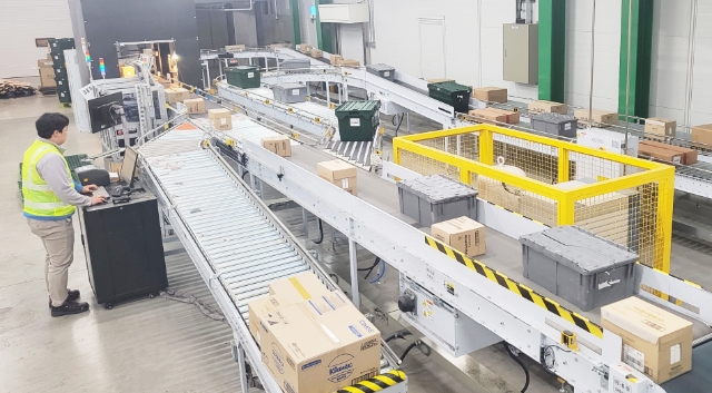 CJ대한통운 '스타벅스 남부권센터'에서 자동화 설비를 따라 상품을 담은 박스가 이동하고 있다./ 사진=CJ대한통운 제공