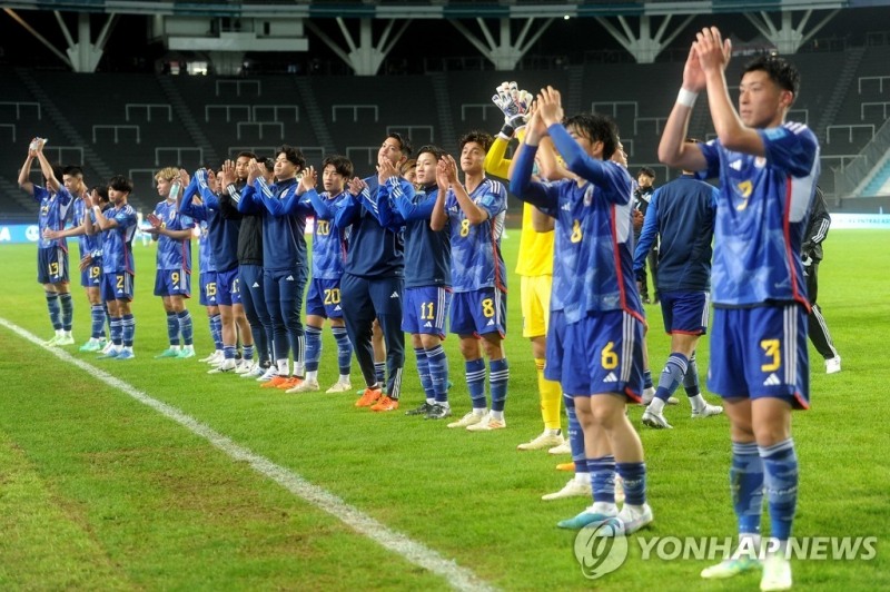 일본 선수들이 세네갈을 상대로 승리를 따낸 뒤 팬들에게 박수를 보내며 인사하고 있다. [로이터=연합뉴스]