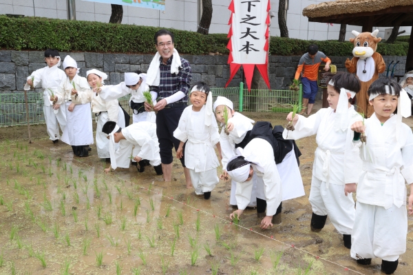 이성희 농협중앙회장은 22일 서울 중구 농업박물관 앞 야외농장에서 서울 미동초 어린이들과 전통 손모내기 체험을 하고 있다. / 사진=농협 제공