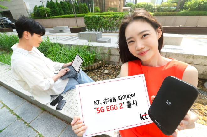 KT는 5G를 지원하는 휴대용 와이파이 ‘5G EGG(에그) 2’를 출시한다고 22일 밝혔다. (사진 = KT 제공)
