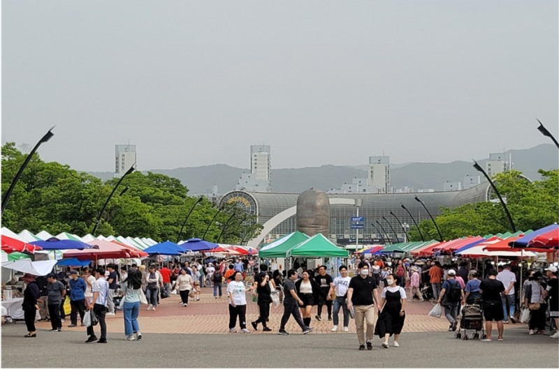 올림픽공원에 마련된 '도농상생 활성화 농수산물 직거래 장터'에 고객들의 발길이 이어졌다.