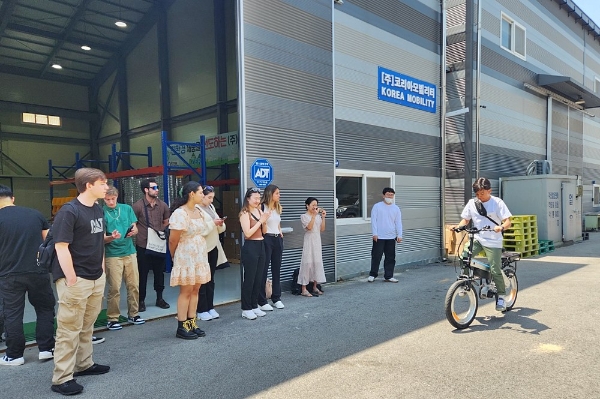 코리아모빌리티를 방문한 美 도미니칸대학 교수진과 학생들이 현장 실습중인 장면