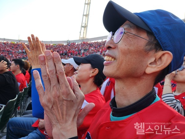 사직구장에서즐겁게롯데자이언츠와SSG경기를관람하는김태현씨(54)씨