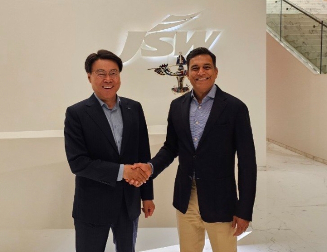 최정우 포스코그룹 회장이 21일 인도 JSW 뭄바이 본사에서 사쟌 진달 회장과 면담하고 미래 협력 강화 방안을 논의했다. / 사진=포스코 제공