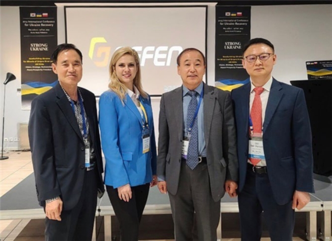 삼부토건은 우크라 현지 도시와 재건를 위한 협약을 맺고 복구사업을 가속화한다고 23일 밝혔다. 사진은 협약 이후 사진 촬영을 가진 관계자들의 모습. (왼쪽부터) 삼부토건 이응근 대표이사, 우크라이나 비니치아주 의회 의장인 엘샤베타 샤브추크, 우크라이나 이양구 전 대사, 웰바이오텍대표이사 구세현. (사진 = 삼부토건 제공)