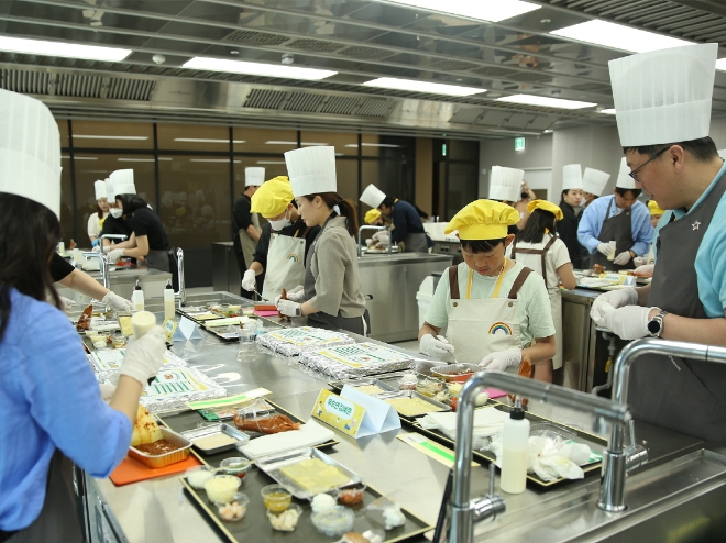 23일 서울 강서구 아워홈 마곡 본사에서 진행된 임직원 가족 초청 행사 ‘우리집에 왜 왔니?’에서 아워홈 임직원과 자녀들이 체험 프로그램에 참여했다. / 사진=아워홈 제공