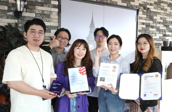 LG유플러스의 MZ 취향 커뮤니티 ‘일상비일상의틈byU+’가 디지털 고객경험 혁신사례를 세계적으로 인정받아 ‘iF 디자인 어워드(iF Design Award) 2023’에서 2관왕을 기록했다.사진은 김다림 LG유플러스 마케팅전략담당(왼쪽에서 세번째)과 일상비일상의틈팀원들이 ‘iF 디자인 어워드 2023’ 2관왕 기록 후 기념사진을 촬영하고 있는 모습.