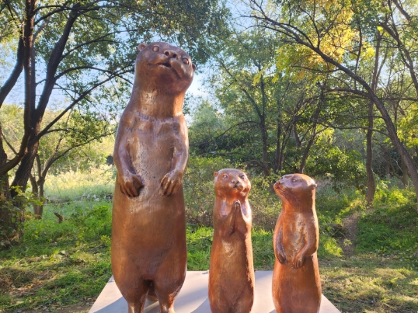 지난해 서울 여의도 샛강생태공원에 조성한 수달 동상/ 사진=LG생활건강 제공