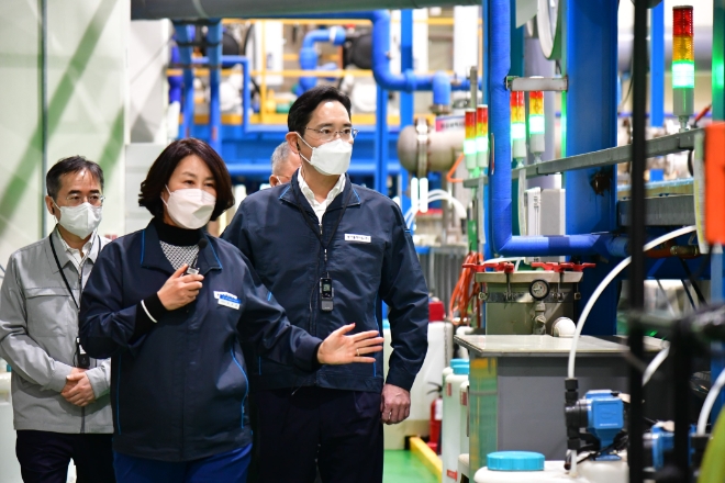 삼성전자는 인공지능(AI)과 데이터 기술을 활용해 중소기업 제조 현장을 지능형 공장으로 고도화하는 ‘스마트공장 3.0’ 사업을 시작한다고 24일 밝혔다. 사진은 이재용 삼성전자 회장이 지난해 11월에 스마트공장 지원을 받은 부산광역시 도금기업 ‘동아플레이팅’을 찾아 현장을 둘러보는 모습. (사진 = 삼성전자 제공)