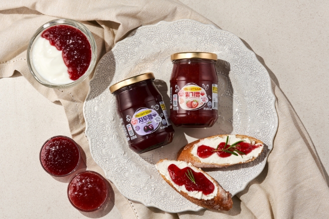 오뚜기 라이트 슈거쨈 2종(딸기,자두) 연출컷 / 사진=오뚜기 제공