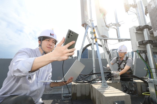 KT가 5G와 LTE 안테나가 결합된 신규 RU(Remote Unit)의 상용망 기술검증(PoC)에 성공했다고 25일 밝혔다/ 사진=KT 제공