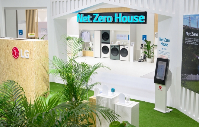 LG전자는 25일부터 27일까지 부산 벡스코에서 열리는 ‘기후산업국제박람회(WCE 2023)’에 참가해 탄소중립을 실천하기 위한 혁신적인 제품과 솔루션을 선보인다고 밝혔다. 사진은 LG전자가 선보이는 넷제로 하우스의 모습. (사진 = LG전자 제공)