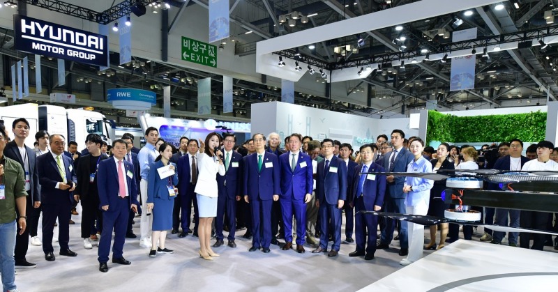 한덕수 국무총리, 송호성 기아 사장, 박형준 부산시장, 최태원 SK그룹 회장이 25일 부산 해운대구 벡스코(BEXCO)에서 열린 ‘2023 기후산업국제박람회(WCE)’ 현대차그룹관에 방문해 전시물에 대한 설명을 듣고 있다./ 사진=현대차그룹 제공