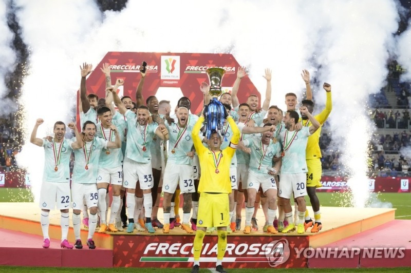 인터 밀란 선수들이 코파 이탈리아 우승 트로피를 들어올리며 환호하고 있다. [AP=연합뉴스]
