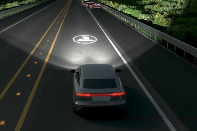 현대모비스가 개발한 HD 라이팅 시스템은 주행 정보를 실시간으로 도로 위에 표시해 사용자의 편의성과 안전성을 높여준다. 내비게이션 정보와 연동해 운전자에게 전방 공사 구간을 알려주고, 카메라 센서를 활용해 도로에 가상의 횡단보도 표시할 수 있다. / 사진=현대모비스 제공