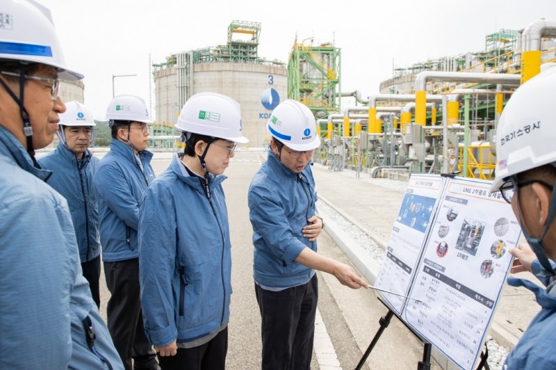 한국가스공사는 내달 13일까지 국가핵심기반시설인 5개 LNG기지 등에 대한 집중안전점검을 실시한다. 최연혜 가스공사 사장(오른쪽에서 세번째)이 설명을 듣고 있다. / 사진=한국가스공사 제공
