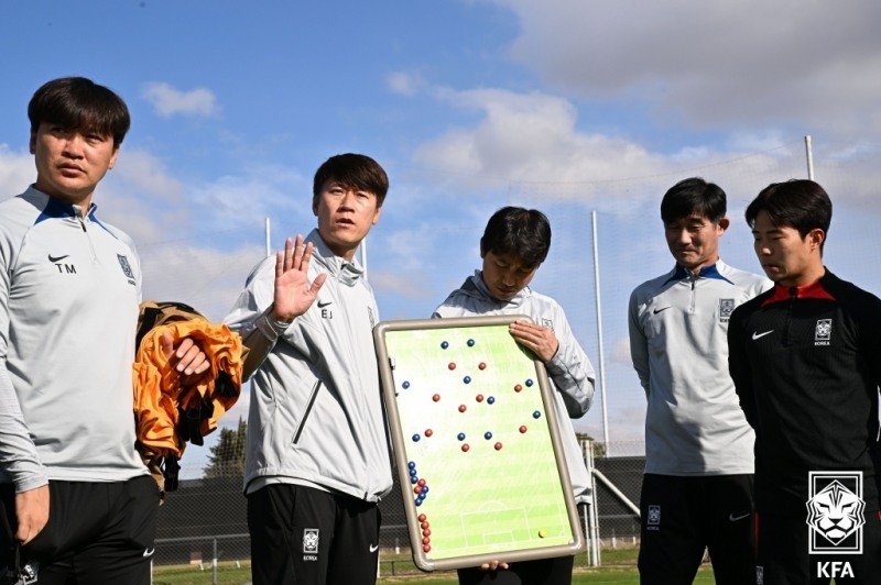 김은중 감독이 선수들에게 전략 설명을 하고 있다. [대한축구협회]