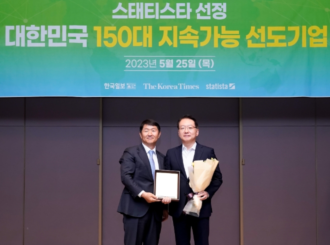 ㈜효성과 효성첨단소재㈜가 지속가능 선도기업으로 수상하였다. (사진 왼쪽- 오영진 코리아타임스 대표, 오른쪽- 이주한 효성 커뮤니케이션실 상무) / 사진 = 효성그룹 제공