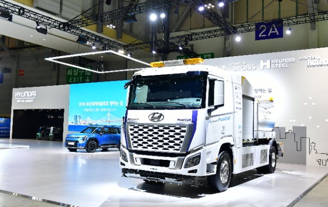 ‘2023 기후산업국제박람회(WCE)’ 현대차그룹관에 전시된 수소전기트럭 살수차와 EV9