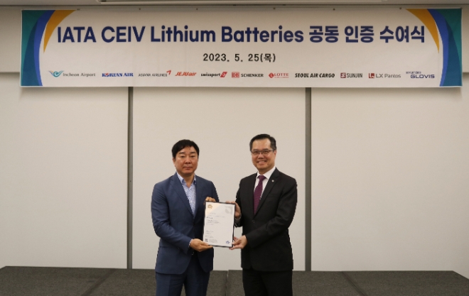 제주항공은 국적 저비용항공사(LCC) 최초로 ‘IATA(국제항공운송협회) 리튬이온배터리 항공운송 품질관리체계(CEIV LI-BATT)’ 인증을 획득했다고 25일 밝혔다. 사진은 25일 오전 인천 그랜드하얏트호텔에서 박지헌 제주항공 화물사업실장(왼쪽)과 필립 고 IATA 아-태 지역 부사장이 리튬배터리 인증 수여식을 진행하고 있는 모습. (사진 = 제주항공 제공)