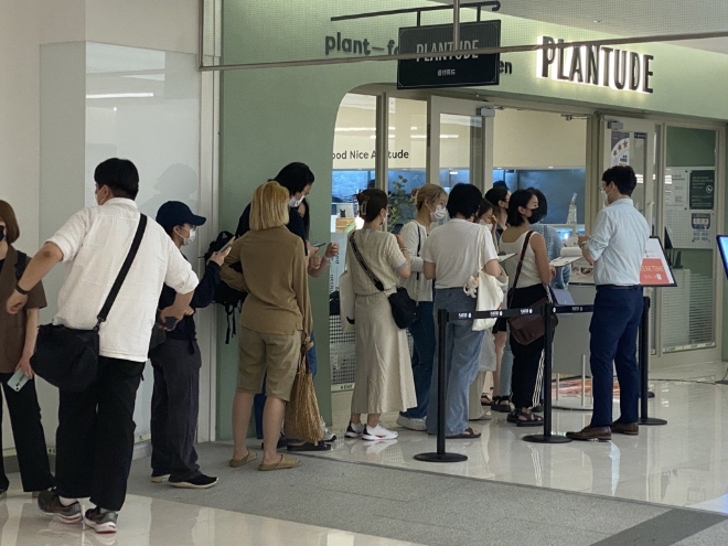지난해 5월 20일 오픈한 식품업계 최초 비건 인증 레스토랑 ‘플랜튜드’ 코엑스점이 오픈 약 1년 만에 누적 방문 고객수 7만 5천명을 돌파했다. 사진은 플랜튜드를 방문한 고객들이 입장을 기다리고 있는 모습. / 사진 = 풀무원그룹 제공
