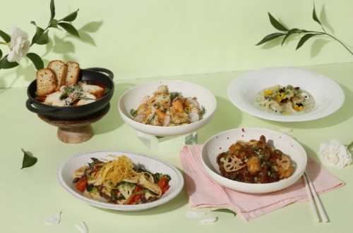 플랜튜드 2호점의 대표메뉴(왼쪽 상단부터 시계방향으로 ‘순두부 인 헬’, ‘구운 알배추 컬리플라워 샐러드', ‘트러플 감태 크림 떡볶이’, '모둠 버섯 두부 강정', '고사리 오일 스톡 파스타')