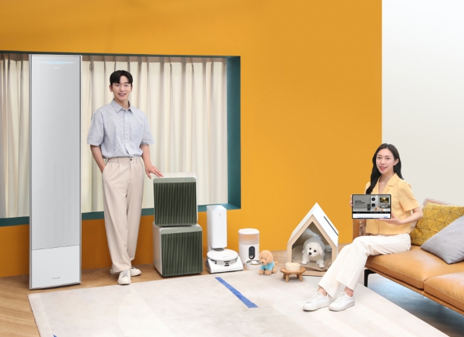 삼성전자 모델이 삼성스토어 청담점에서‘펫 케어 스토어’에서 구입할 수 있는 삼성 펫 케어 가전과 반려동물 사료 자동 급식기 ‘펫 피더’를 소개하는 모습. / 사진 = 삼성전자 제공