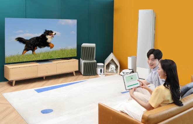 삼성전자 모델이 삼성스토어 청담점에서 차별화된 기기 연결성의 스마트싱스 펫 케어 서비스를 체험해보는 모습.