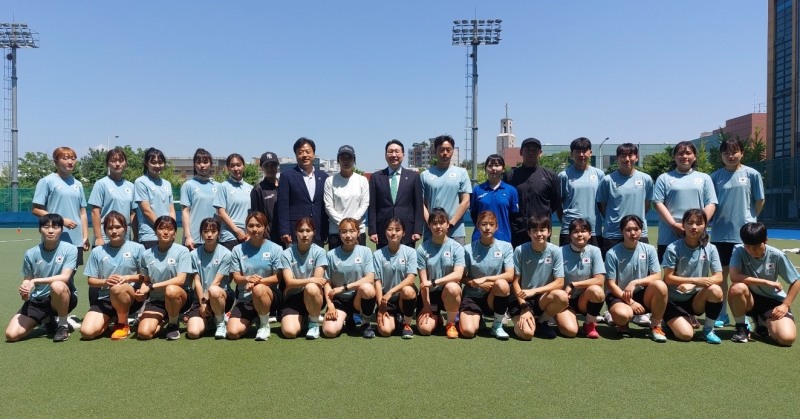 대한하키협회 이상현 회장, 아시아컵 대비 훈련중인 주니어 여자 대표팀에 격려금 전달