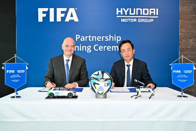 현대차그룹은 지난 25일(현지시간) 스위스 취리히 FIFA 본부에서 현대자동차그룹 기획조정실장 김걸 사장, 지안니 인판티노 FIFA 회장 등이 참석한 가운데 2030년 FIFA 월드컵까지 파트너십을 연장하는 조인식을 가졌다고 26일 밝혔다. 사진은 현대자동차그룹 기획조정실장 김걸 사장(오른쪽)과 지안니 인판티노 FIFA 회장(왼쪽)이 조인식 이후 기념 촬영을 하는 모습. (사진 = 현대자동차그룹 제공)