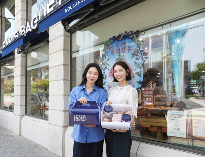 26일 서울 강남구에 위치한 파리바게뜨 양재본점에서 직원들이 ‘파바 피크닉 박스’ 출시를 알리는 기념 사진 촬영을 하고 있다. / 사진=SPC 제공