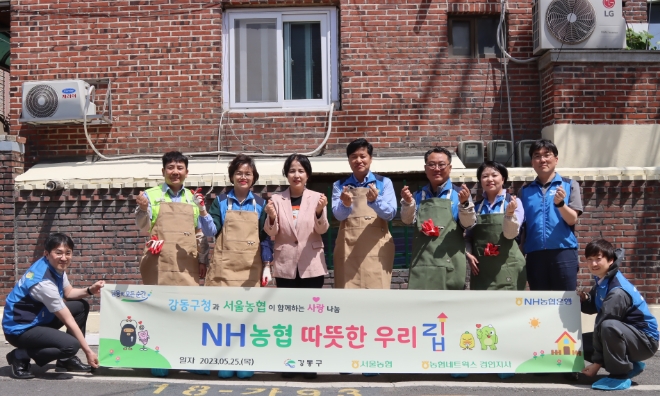 (왼쪽부터) 홍성석 농협네트웍스 경인지사장, 조은주 NH농협은행 서울본부장, 이수희 강동구청장, 황준구 농협중앙회 서울본부장, 한성식 농협 서울노조위원장, 장은정 NH농협은행 길동지점장 / 사진=NH농협은행 제공