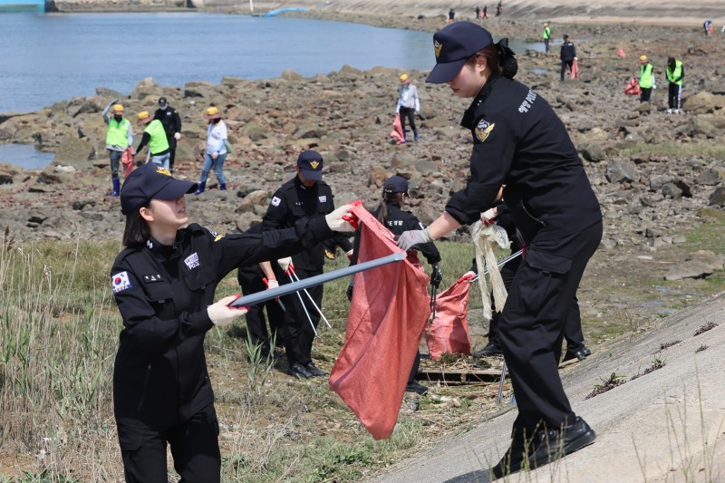 해양정화활동 (사진제공 = 목포해양경찰)