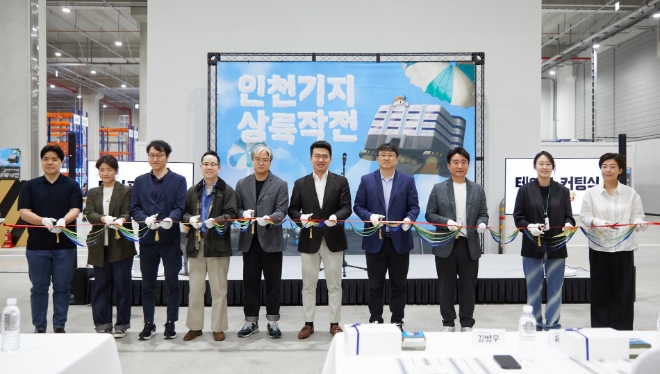 우아한청년들은 26일 새롭게 이전한 중앙물류센터 ‘인천기지’의 오픈 기념식을 진행했다. 우아한청년들 김병우 대표이사, 우아한형제들 이국환 대표이사 등 참석자들이 기념촬영을 하고 있다. / 사진 제공 = 우아한형제들