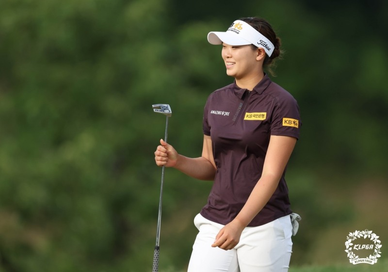 '신예 장타자' 방신실, KLPGA 투어 E1 채리티오픈 첫날 공동 선두