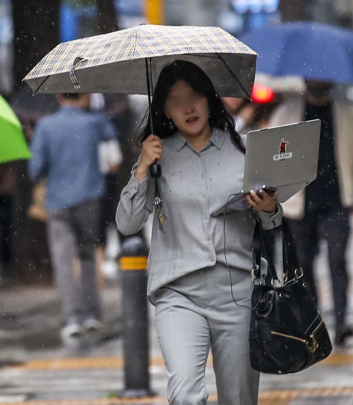  비가 내린 지난 18일 오후 서울 중구 서울로7017 인근에서 우산을 쓴 시민이 이동하고 있다. 