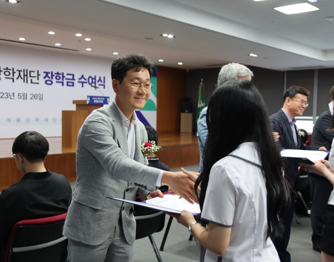 이승찬 계룡장학재단 이사장이 고등,대학생에게 장학금을 시상하고 있다. / 사진 = 계룡건설 제공