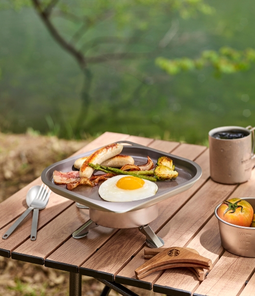 스타벅스 여름 e-프리퀀시 사은 행사 제품 연출컷 (스타벅스 팬앤플레이트) / 사진=스타벅스 제공