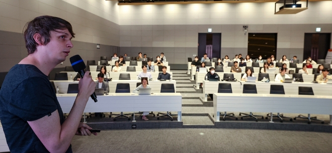LG AI연구원의 폴 베르턴스 연구원이 지난 22일 서울 마곡 LG사이언스파크에서 열린 LG 에이머스 멘토링 데이에서 해커톤 경험을 주제로 강연하고 있다. / 사진=연합뉴스