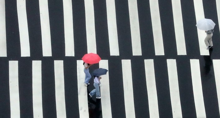 부처님 오신날 연휴 동안 이어진 비가 내린 28일 오전 서울 종로구 광화문 삼거리에서 우산을 쓴 시민들이 발걸음을 옮기고 있다.