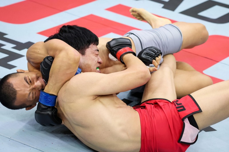 1회 서브미션 승을 거둔 김상욱(위. 사진=UFC)