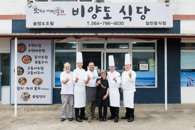 이달 27일 제주시 한림읍 소재의 맛있는 제주만들기 24호점 비양도식당에 엠마누엘 르노 셰프가 방문해 기념 단체사진을 촬영하고 있다. 왼쪽 두번째부터 제주신라호텔 박영준 셰프, 엠마누엘 르노 셰프, 24호점 진혜순 식당주, 제주신라호텔 정종범 총주방장, 임태형 주임 / 사진=호텔신라 제공