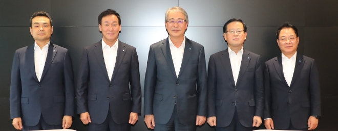 우리금융그룹(회장 임종룡)은 지난 26일 은행장 선임 프로그램 종료 후 임종룡 회장과 은행장 후보자 4명이 간담회를 가졌다. 왼쪽부터 강신국 기업투자금융부문장, 박완식 우리카드 대표, 임종룡 회장, 조병규 은행장 최종 후보자, 이석태 국내영업부문장이 기념촬영을 하고 있다. / 사진=우리금융 제공