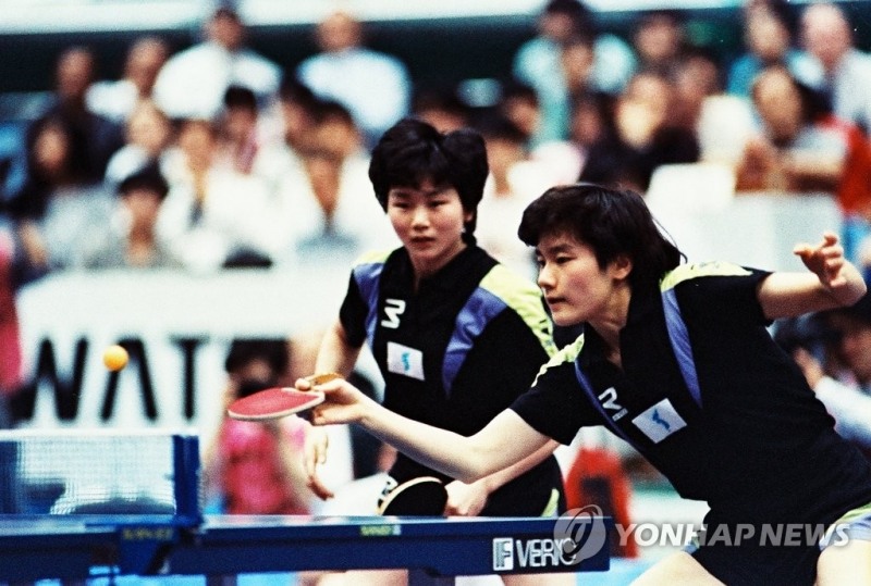 한국 스포츠 사상 첫 남북 단일팀이 구성됐던 1991년 지바 세계탁구선수권대회에서 현정화 이분희가 경기하는 모습. 