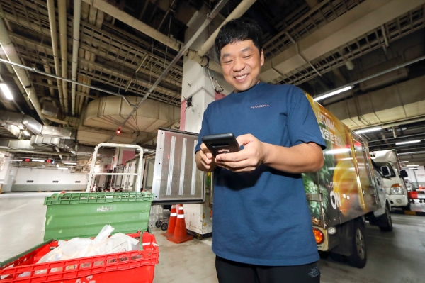 KT가 롯데그룹의 e커머스 플랫폼인 롯데온과 손잡고 인공지능(AI)과 빅데이터 기반 알고리즘을 활용하여 운송 최적화부터 배송 효율화까지 가능한 디지털 물류 솔루션 패키지를 적용한다/ 사진=KT 제공