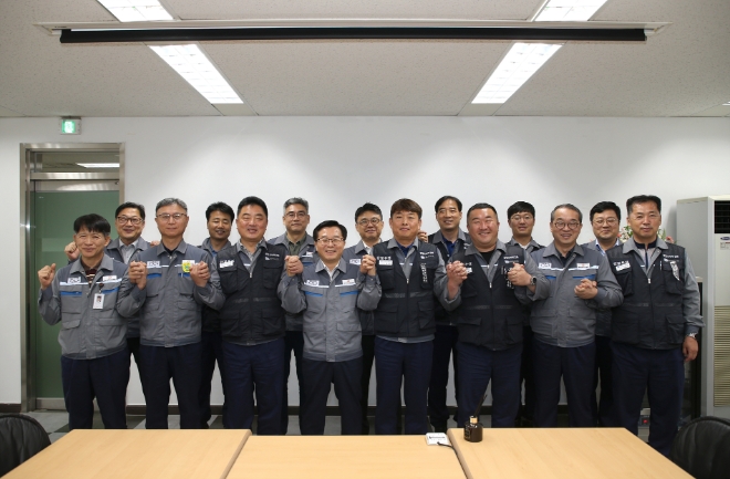 한화오션은 30일 노사 상생 선언식 행사를 진행했다. 권혁웅 한화오션 대표이사 부회장(앞열 왼쪽부터 네번째)이 노사 주요 인원과 기념 촬영하고 있다./ 사진=한화오션 제공