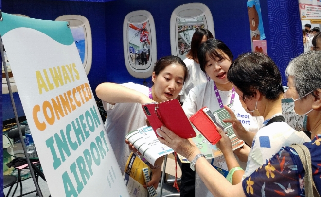 지난 27일 대만 타이베이 세계무역센터에서 열린 2023타이베이국제관광박람회( TTE) 인천공항 부스에서 외국인 참가자들이 이벤트에 참여하고 있다. / 사진=인천국제공항공사 제공