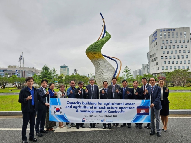 한국농어촌공사(사장 이병호)는 캄보디아 수자원기상부 차관 등 공무원 9명을 초청해 “농업용수 및 농업생산기반시설 운영관리 역량강화” 연수를 지난 22일부터 31일까지 진행했다. 캄보디아 수자원기상부 차관 등이 농어촌공사 나주 본사에서 공무원 초청 연수 기념 촬영을 하고 있다. / 사진=한국농어촌공사 제공