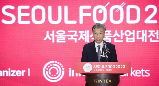 코트라는 이달 30일부터 다음 달 2일까지 고양시 킨텍스(KINTEX)에서 ‘2023 서울국제식품산업대전(이하 서울푸드 2023)’을 개최한다. 유정열 사장이 개회사를 하고 있다. / 사진=코트라 제공